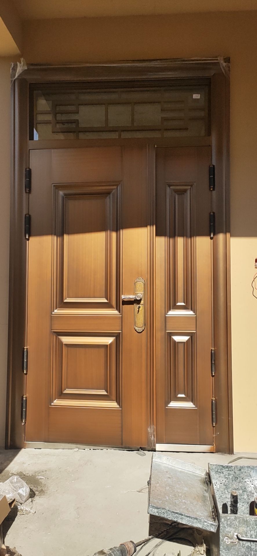 2020陽(yáng)曲縣仿銅門(mén)安裝現(xiàn)場(chǎng)。